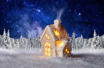 Kleines Haus mit Winterlandschaft und Sternenhimmel