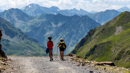 Fototapeta premium dwie kobiety wędrowne na szlaku Pic du Midi de Bigorre w Pirenejach