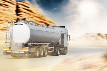 Lkw fährt schnell auf Straße in der Wüste