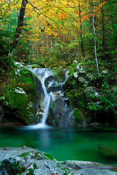 Gebirgsbach mit Wasserfall und Gumpe im Herbst