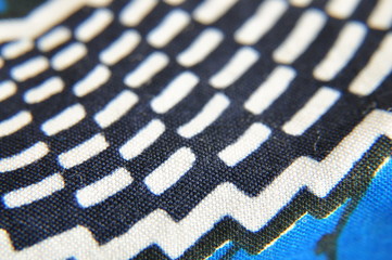 macro de tissu africain, détail du motif en noir blanc et bleu