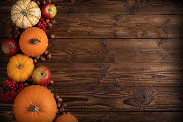 Obraz na płótnie Canvas Autumn harvest on wooden table