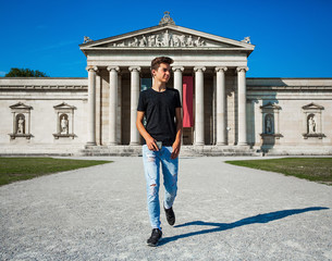 Jugendlicher vor der glyptothek auf dem Königsplatz in München