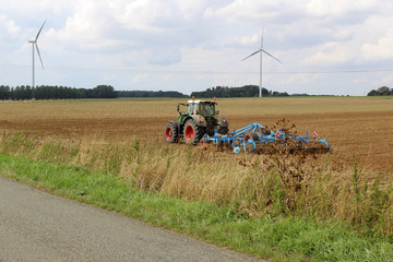 tracteur qui laboure  dans un champ ( Remigny )