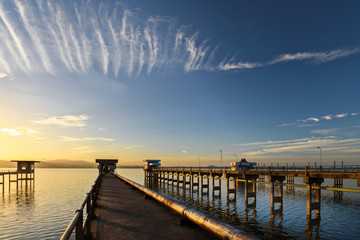 Obraz premium The bridge into the lake with sunrise sky