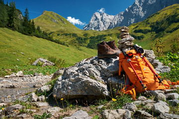 Berglandschaft mit Rucksack und Wanderschuhen