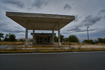Verlassene Tankstelle an der Küste Kroatiens