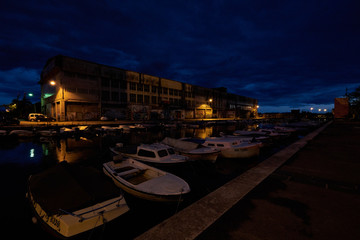 Fabrikgebäude mit Bootsanleger im Hafenbereich von Rijeka