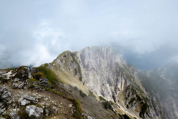 Fototapeta na wymiar Schroffer Alpengipfel im Wolkendunst