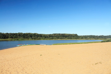 пляж на озере