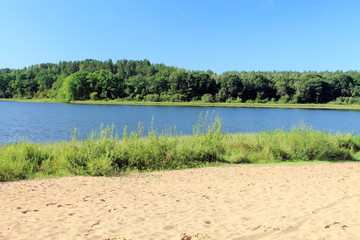 пляж на озере