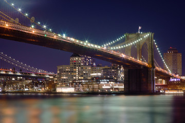 Naklejka premium Manhattan Bridge and Brooklyn Skyline at night