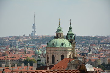 Fototapeta na wymiar Blick zur Kirche St.Nikolaus in Prag, Fernsehturm im Hintergrund