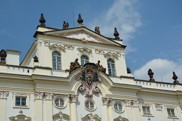 Giebel eines Gebäudes in Prag am Hradschin-Platz