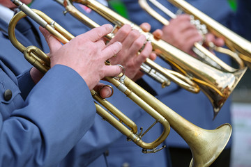 Konzert unter freiem Himmel - Nahaufnahme Musikant mit Posaune, selektive Schärfe