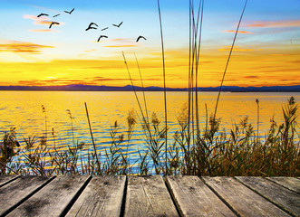 Naklejka na ściany i meble amanecer de colores en la orilla del lago