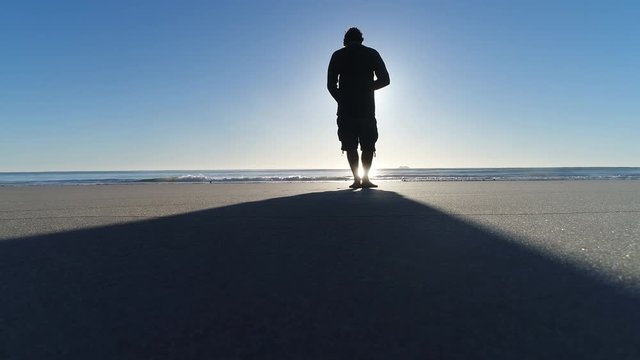 Hombre en la playa se graba despegando un dron a contra luz
