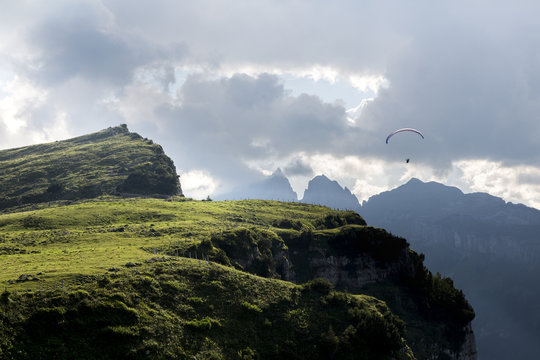 Gleischirmflieger im Alpstein beim Alpsigel
