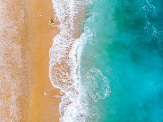 Luchtfoto. Bovenaanzicht. Oceaan achtergrond. De kleur van het water en prachtig helder. Azuurblauw strand met helder water van Spanje.