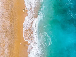 Fotobehang Luchtfoto strand Luchtfoto. Bovenaanzicht. Oceaan achtergrond. De kleur van het water en prachtig helder. Azuurblauw strand met helder water van Spanje.