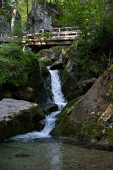 Fototapeta na wymiar Wasserfall mit Holzbrücke