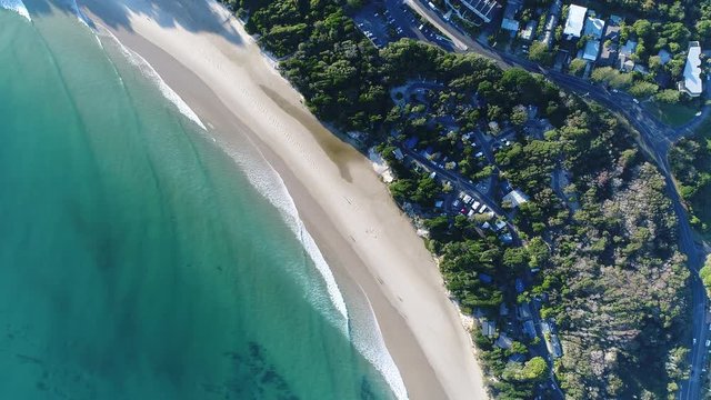 vista a&eacute;rea de la playa en Byron bay en un d&iacute;a soleado grabado con dron