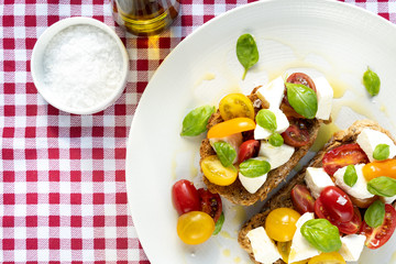 plate lunch tomato cheese mozzarella basil vegetarian italy heirloom cloth