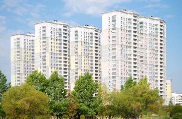 Obraz na płótnie Canvas High-rise buildings near the Park