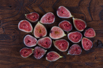 Obraz na płótnie Canvas juicy fresh cut figs on a plate on a rustic table