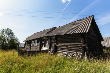 Obraz premium Abandoned wooden house in a russian village.