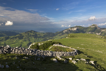 Fototapeta na wymiar Steinmauer auf dem Alpsigel im Alpstein