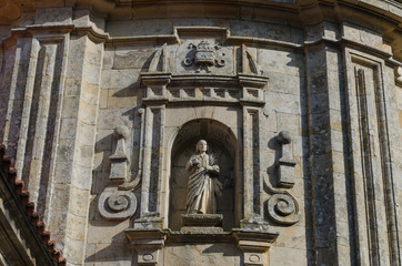 Escultura en uno de los laterles del abside del Santuario de Los Milagros, Baños de Molgas. Ourense, Galicia, España.