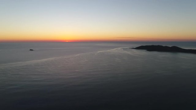 Amanecer en Australia grabado con dron mientras sube se observa salir el sol en el horizonte