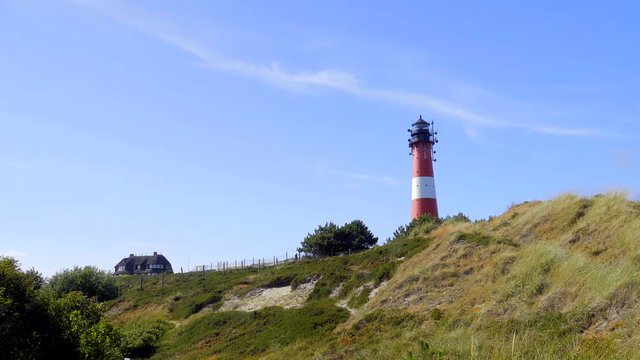 Wunderschöner Leuchtturm Hörnum Sylt mit Dünen Landschaft  und blauen Himmel
