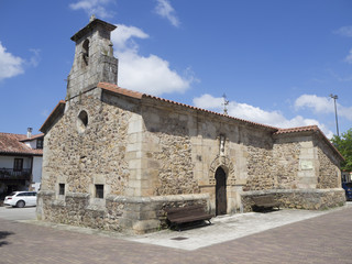 Iglesia románica en Ucieda de arriba en el verano de 2018