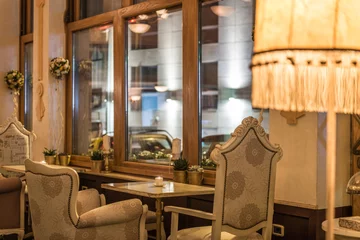 Crédence de cuisine en verre imprimé Restaurant Comfortable ancient armcairs and lamp in restaurant