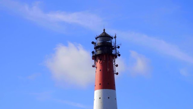 Leuchtturm H&ouml;rnum Sylt vor blauen Himmel close up Aufnahme mit weissen Wolken