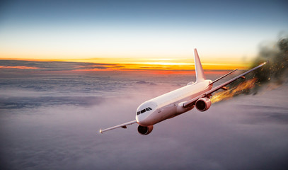 Obraz premium Samolot z silnikiem w ogniu, koncepcja katastrofy lotniczej.