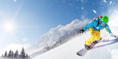 Fotobehang Wintersport Man snowboarder rijden op helling.