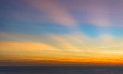 Obraz premium Zachód słońca z promieniami słońca