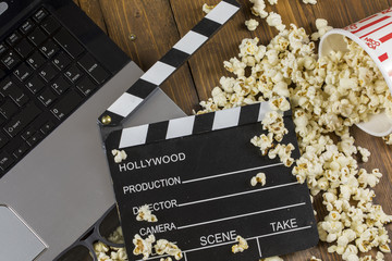 Obraz premium Popcorn and Laptop Playing Movie