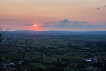 Obraz premium Sunset over the Umbrian landscape from the hills of Cortona, Italy