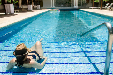 Obraz premium Woman in a luxury swimming pool