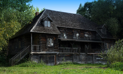 Fototapeta na wymiar very old wooden house in Poland