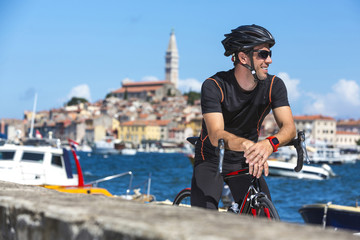 Kroatien, Istrien, Rovinj, Portrait Rennradfahrer bei Pause am Hafen