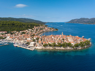Obraz premium Wyspa Korcula, miasto w Dalmacji, Chorwacji, widok z lotu ptaka z górami i morzem w tle