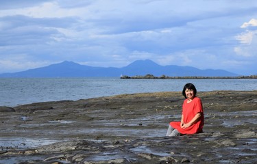 海岸にて笑顔が素敵な中高年女性
