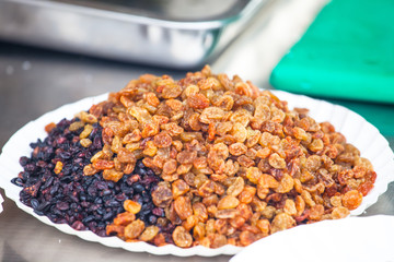 a raisin of raisins on a plate