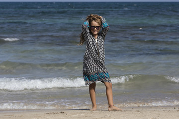 Modella con mai tra i capelli al mare
