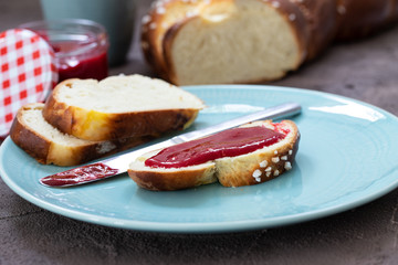 Süßes Frühstück mit Hefezopf und Marmelade